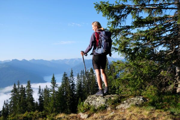 Draag een wandelrugzak wanneer je traint voor je bergwandeling.