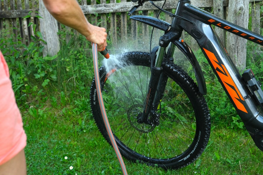 Mountainbike schoonmaken met de tuinslang