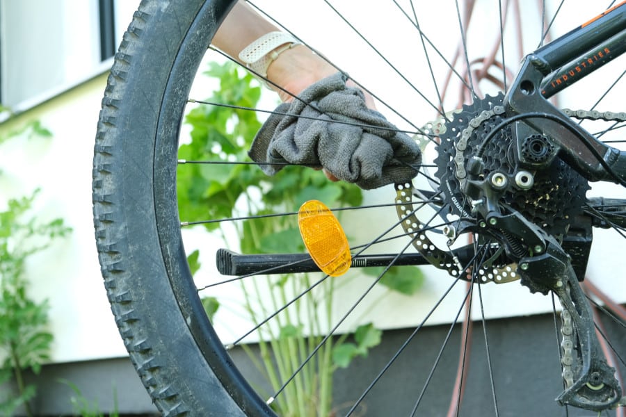 banden en wielen van de mountainbike schoonmaken