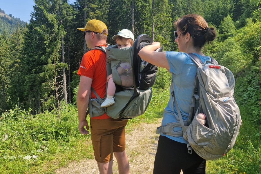 Lauren in de kinderdrager