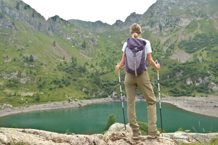 Maaike in sneldrogend wandelshirt