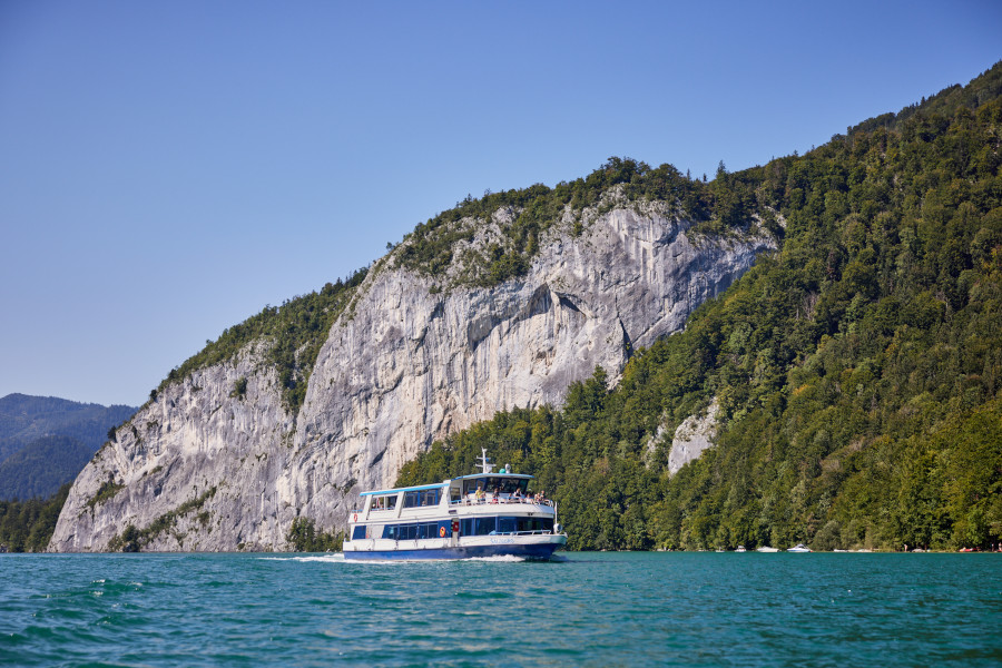 Varen over de Wolgangsee in Salzkammergut.
