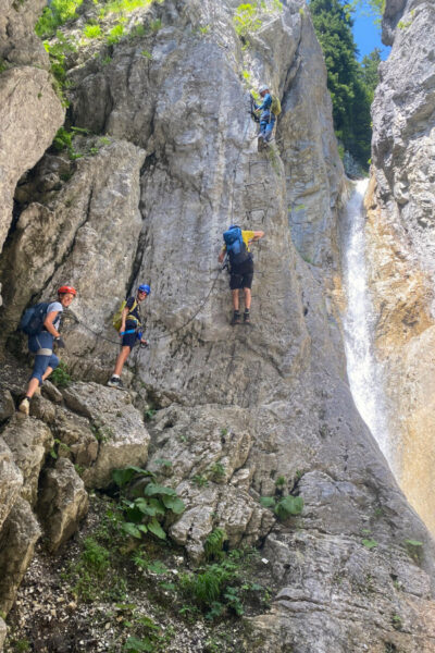 Daarna voelt de Rongg-Wasserfall-klettersteig anders. Hier zit de spanning meer in de openheid, de steilere wand en de hangbrug bij het water. Deze route heeft moeilijkheid C en is duidelijk wat uitdagender dan de Röbischlucht.
