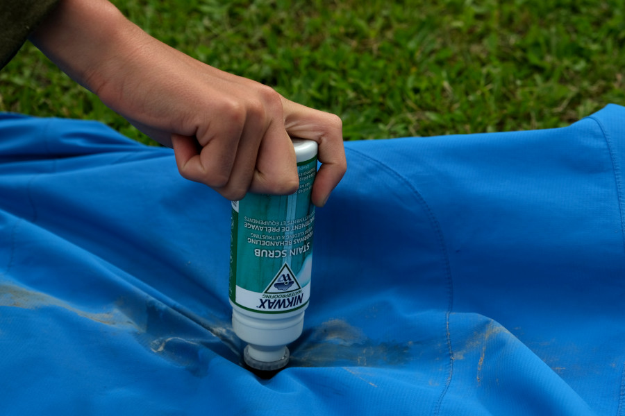Vlekken verwijderen met Nikwax Stain Scrub.
