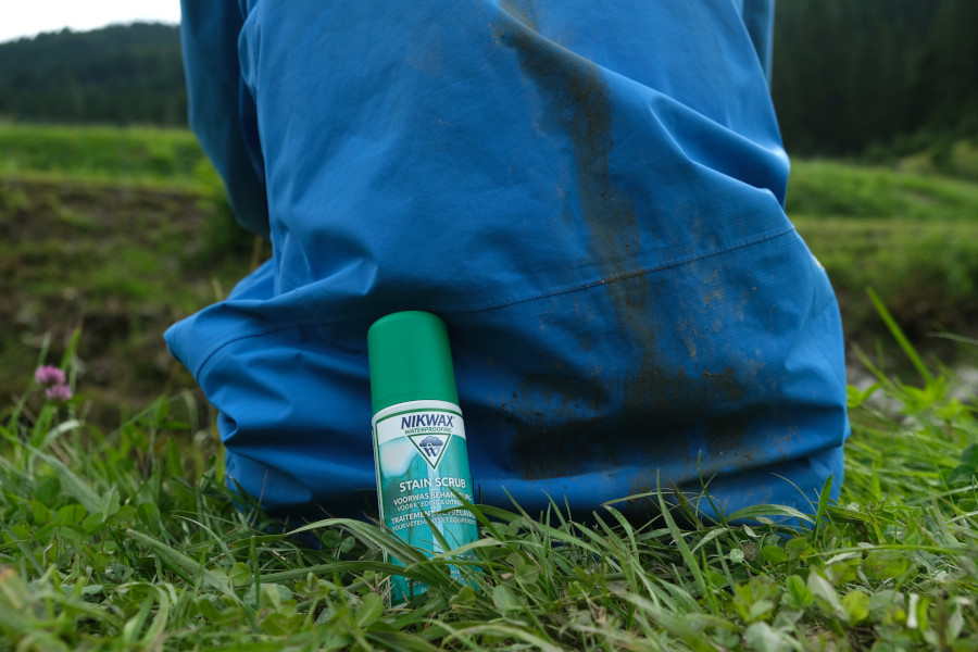 Nikwax Stainscrub het vlekkenmiddel voor regenjassen. @ bergfamilie.nl | Maaike Meerman