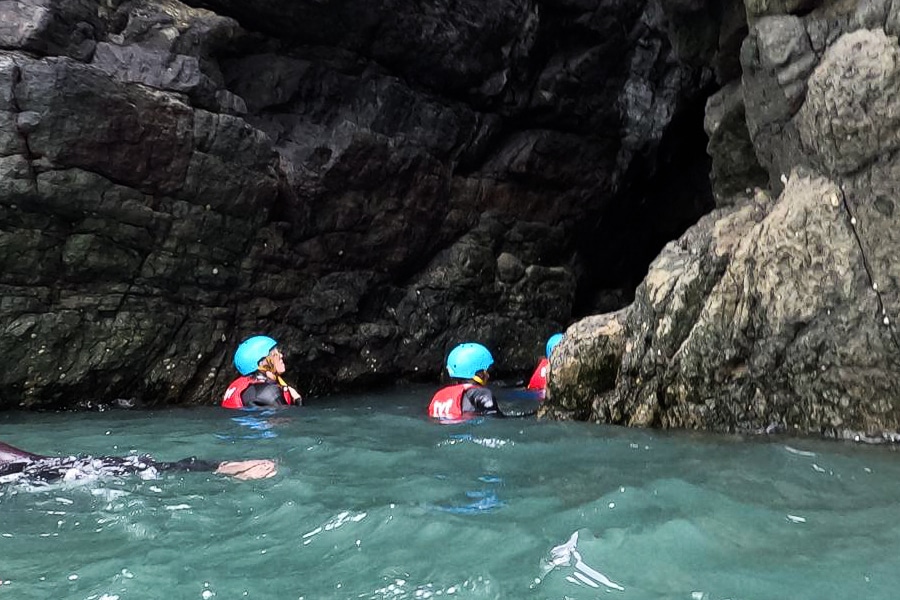 Coasteering met TYF in Wales.