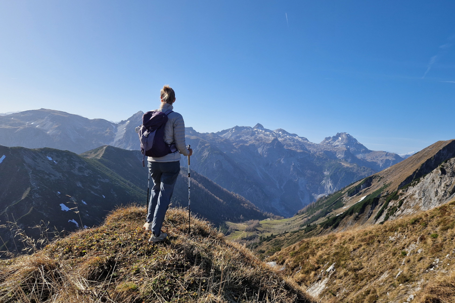 Maaike is alleen aan het wandelen