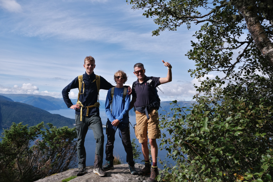 Hiken naar Mælen: steeds een ander uitzicht.