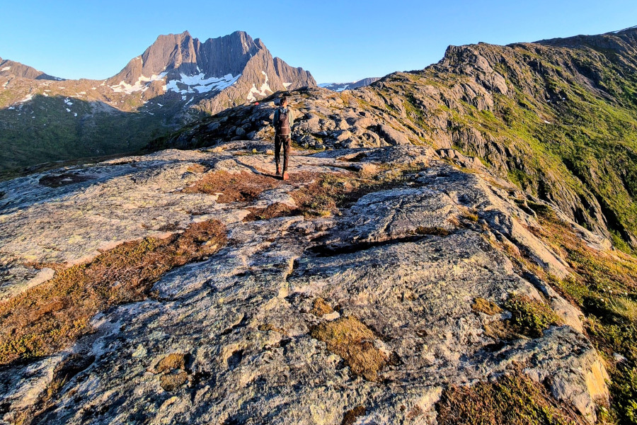 Stevig stenen pad op de bergrug van Barden