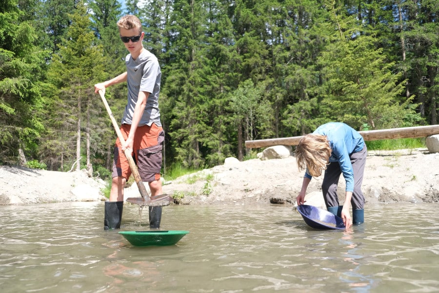 Goldwaschplatz Bodenhaus: goud zoeken met een zeef en op regenlaarzen