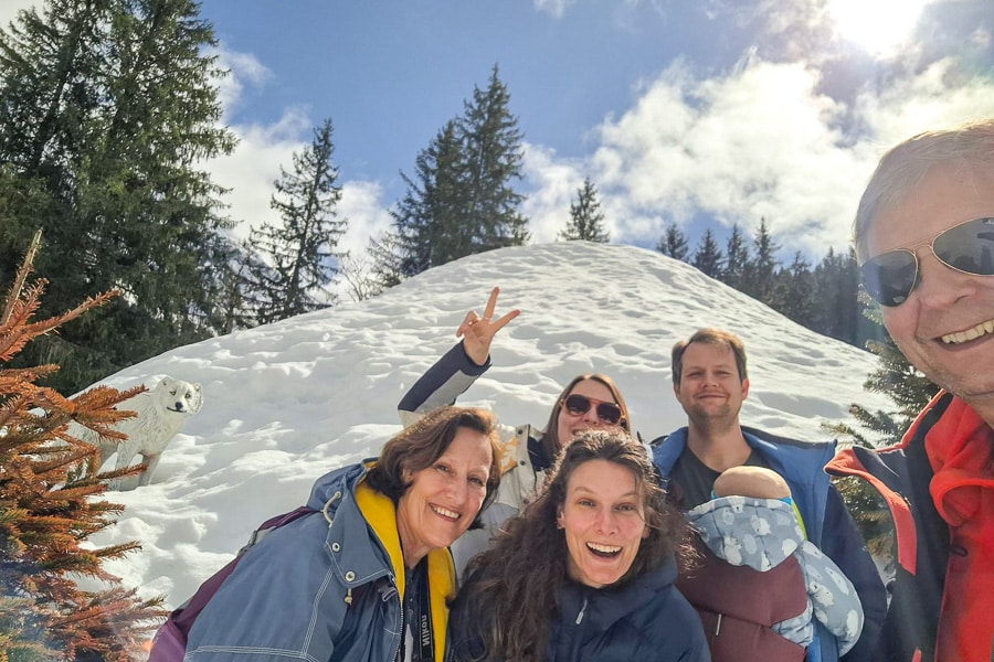 Geslaagde familie wintersport met baby