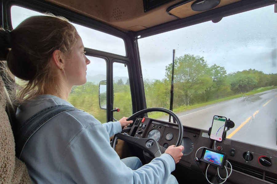 Tol betalen in Noorwegen: hoe gaat dat eigenlijk? Iris in haar camper in Noorwegen