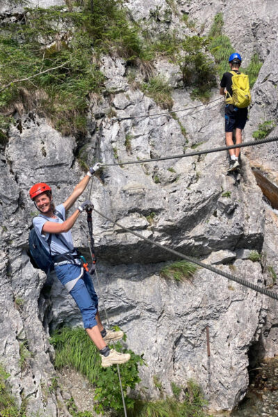 Daarna voelt de Rongg-Wasserfall-klettersteig anders. Hier zit de spanning meer in de openheid, de steilere wand en de hangbrug bij het water. Deze route heeft moeilijkheid C en is duidelijk wat uitdagender dan de Röbischlucht.