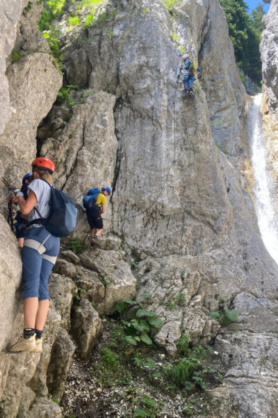 Daarna voelt de Rongg-Wasserfall-klettersteig anders. Hier zit de spanning meer in de openheid, de steilere wand en de hangbrug bij het water. Deze route heeft moeilijkheid C en is duidelijk wat uitdagender dan de Röbischlucht.