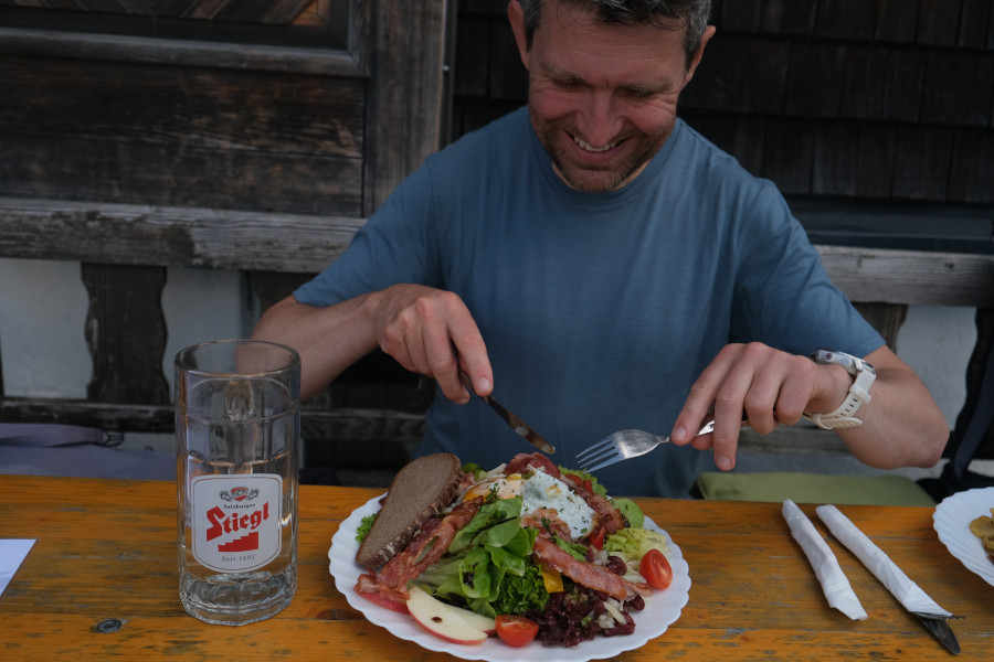 Frank eet salade bij het Heinrich Kiener Haus bij Hochgründeck, St Johann in Salzburg © bergfamilie.nl | Maaike Meerman
