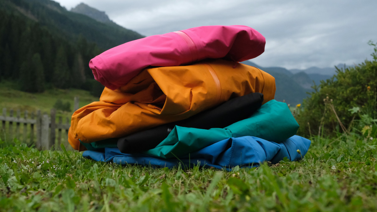 Onze regenjas-routine: zó maken wij regenkleding klaar voor herfst én winter