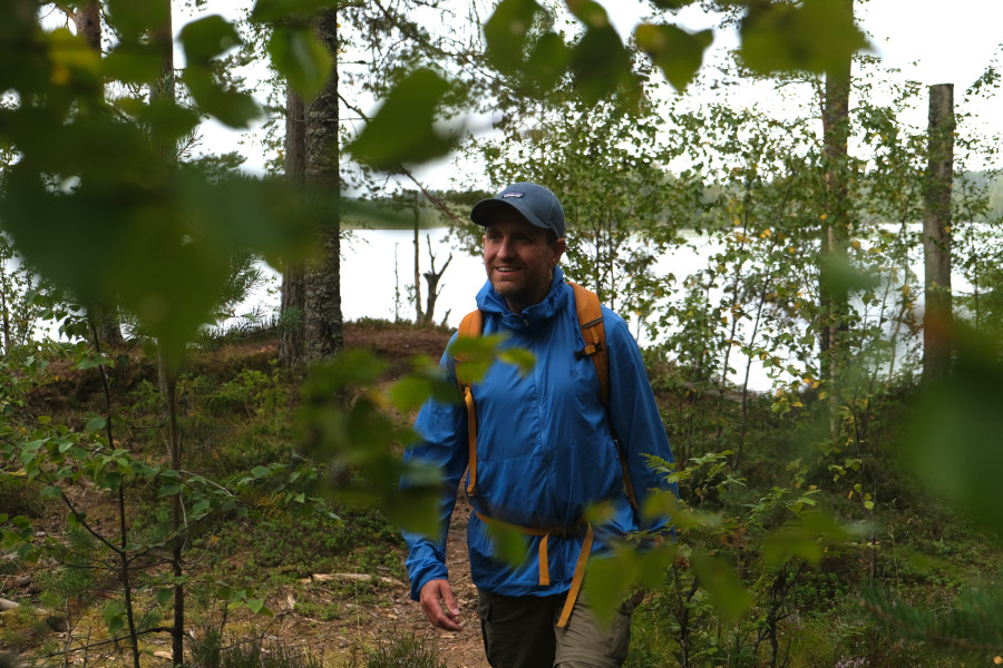 Frank in het bos met outdoorjas Fjällräven Keb Lätt Wind Jacket © bergfamilie.nl | Frank van Delden